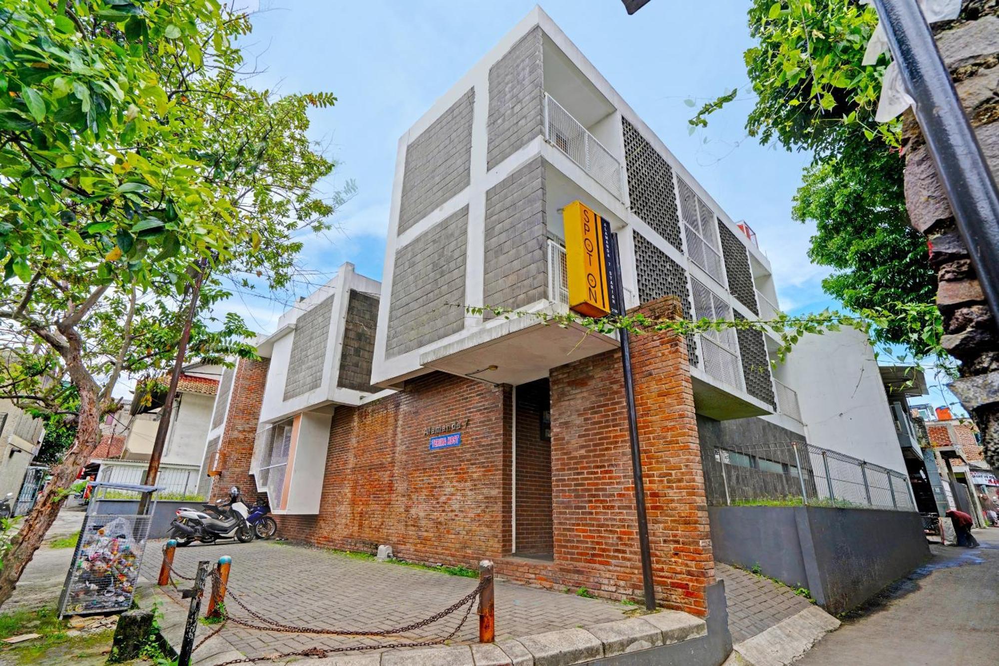 SPOT ON 2190 Alamanda 7 Syariah Bandung Bagian luar foto